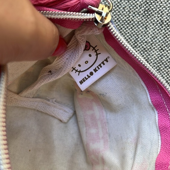 💕 Hello Kitty Plush Toy and Make up Bag! - Picture 13 of 17